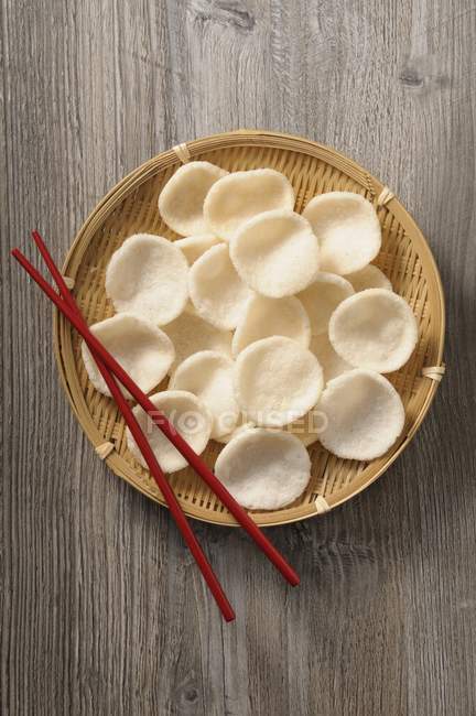Cracker di gamberetti in un cesto di bambù — Foto stock