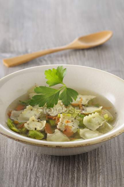 Clear vegetable soup with ravioli — Stock Photo