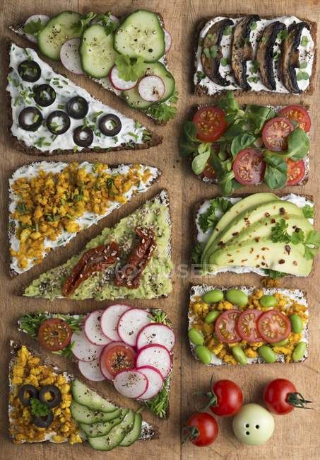 Sandwichs ouverts complets — Photo de stock