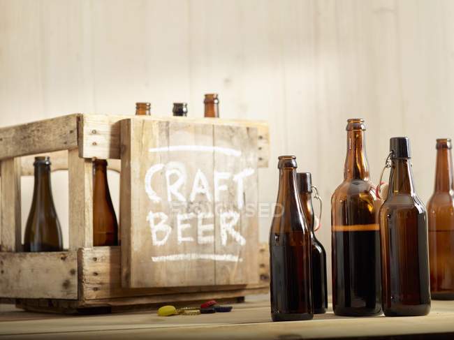 Botellas de cerveza abiertas - foto de stock