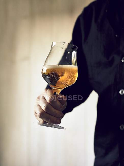 Closeup view of man holding glass of Indian Pale Ale — Stock Photo