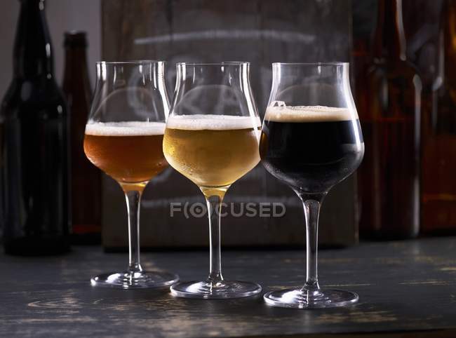Tres tipos de cerveza - foto de stock