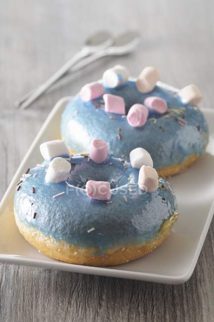 Blaue Donuts auf Teller — Stockfoto