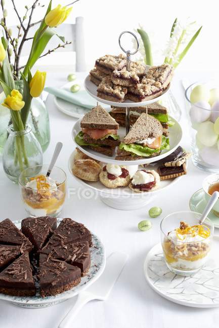 Buffet de Pascua con pastel - foto de stock