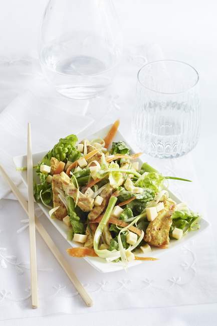 Mixed salad with chicken — Stock Photo