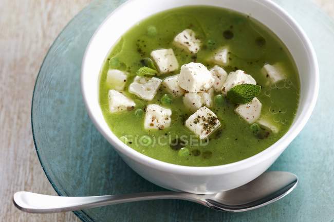 Гороховий суп з сиром фета — стокове фото