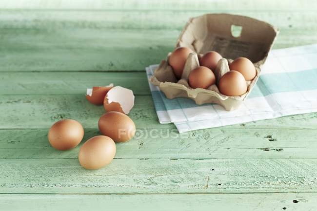 Raw eggs and egg shells — Stock Photo