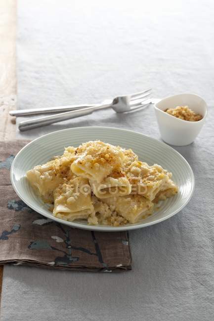 Paccheri pasta with cauliflower cream — Stock Photo