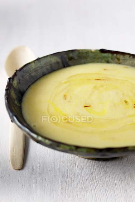 Vue rapprochée de la soupe de semoule douce au safran — Photo de stock