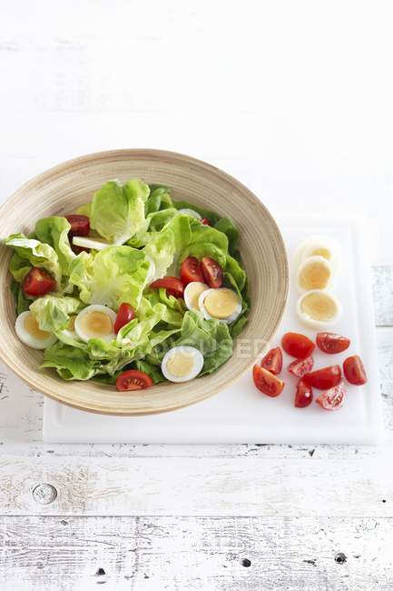 Grüner Salat mit Tomaten — Stockfoto