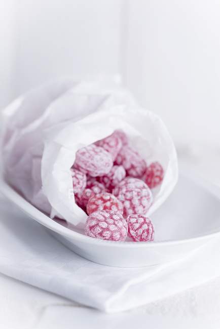 Малиновые сладости в сумке — стоковое фото