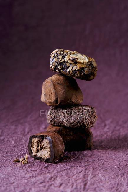 Pilha de pralinas de chocolate — Fotografia de Stock