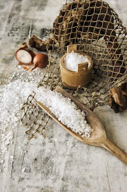 Кастрюля с солью — стоковое фото