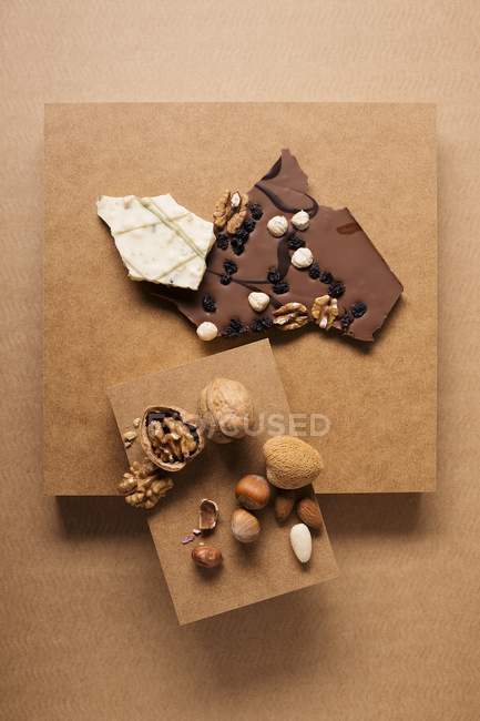 Chocolates e uma mistura de nozes — Fotografia de Stock