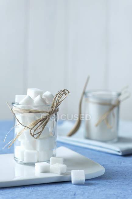 Grumos de azúcar en frasco - foto de stock