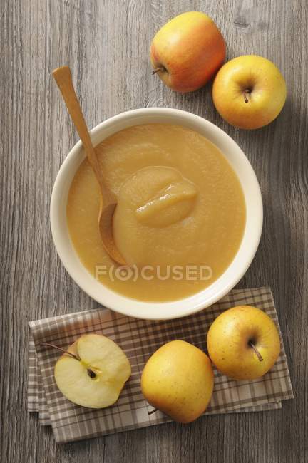 Top view of apple sauce and whole apples — Stock Photo