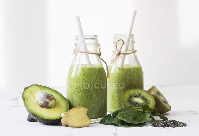 Grüne Smoothies mit Avocado im Glas — Stockfoto