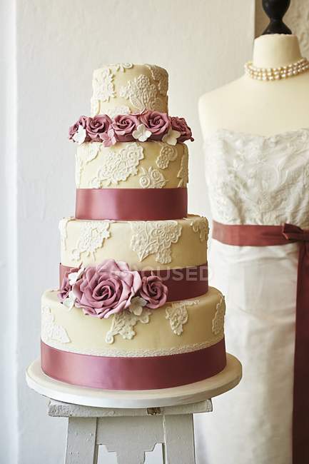 Gâteau de mariage décoré de roses — Photo de stock