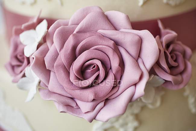 Bolo decorado com rosas de maçapão — Fotografia de Stock