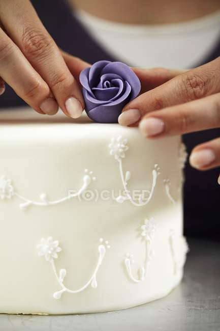 Кондитер украшающий свадебный торт — стоковое фото