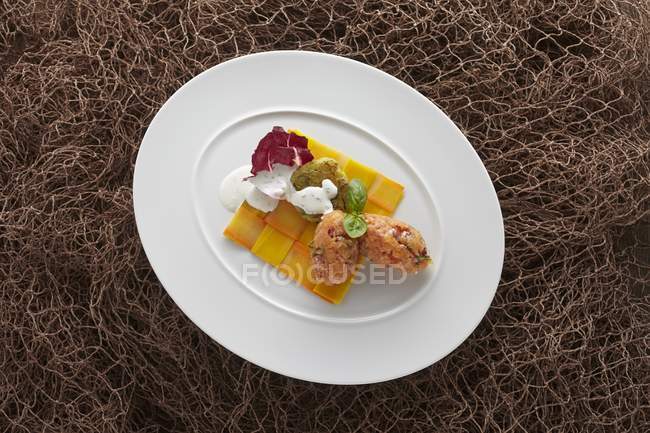 Tartre d'omble avec un gâteau aux pommes de terre croustillant — Photo de stock