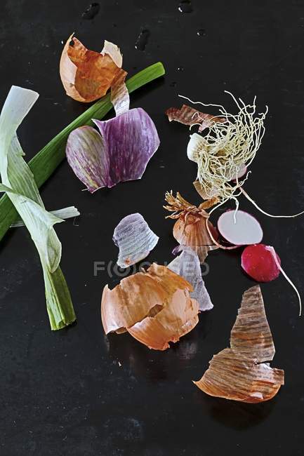 Disposición de cebollas y rábanos - foto de stock