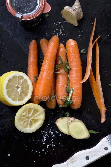 Zanahorias, jengibre y limones - foto de stock