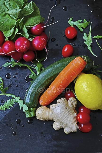 Un arreglo de verduras con jengibre y limón - foto de stock