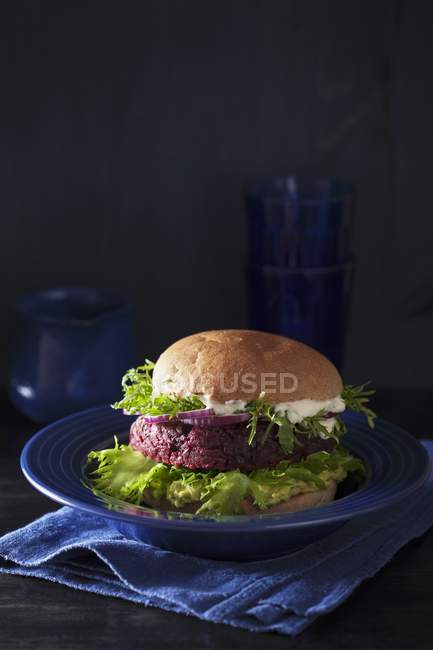 Veggie burger with beetroot patty — Stock Photo