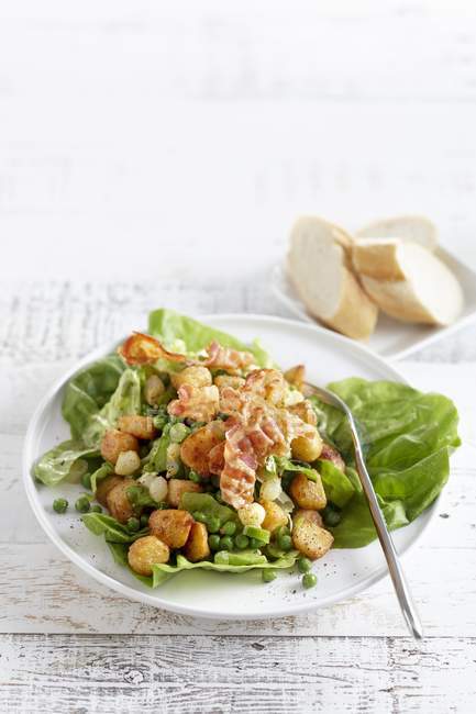 Salat mit Bratkartoffeln und Speck — Stockfoto