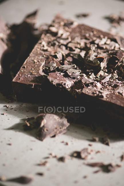 Chocolate negro en la luz - foto de stock