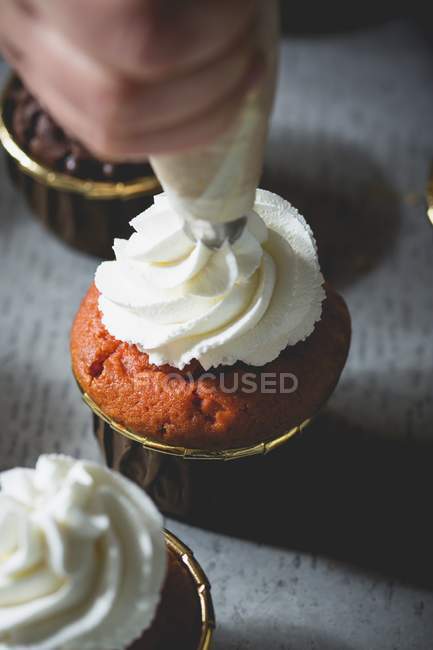 Cupcake sendo decorado — Fotografia de Stock