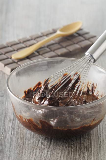Geschmolzene Schokolade mit Schneebesen — Stockfoto
