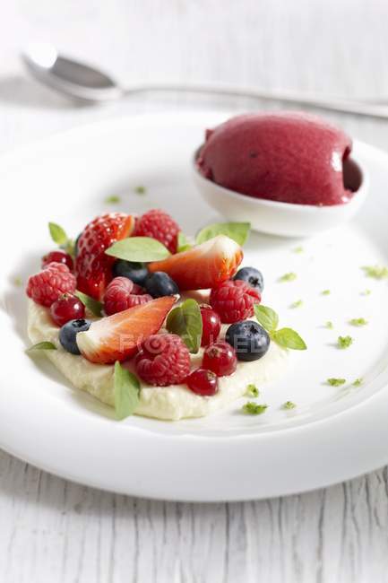 Vanilla mousse with fresh berries — Stock Photo