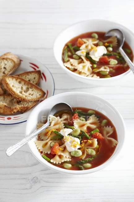 Томатний суп з овочами та пастою Фарфалле — стокове фото
