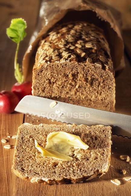 Brotmesser und Radieschen — Stockfoto