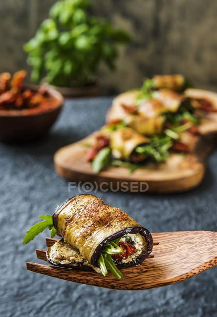 Aubergine rolls with cheese — Stock Photo