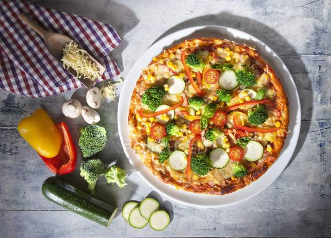Pizza mit Zucchini auf Teller — Stockfoto