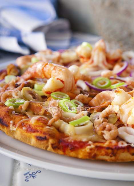 Pizza aux fruits de mer sur assiette — Photo de stock