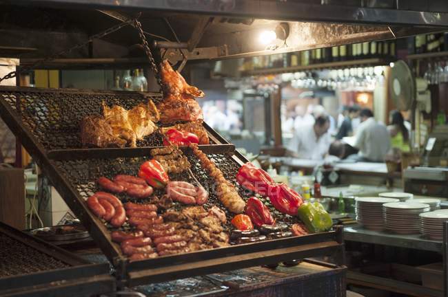 Carnes grelhadas em uma grade de culinária em um mercado na Argentina — Fotografia de Stock