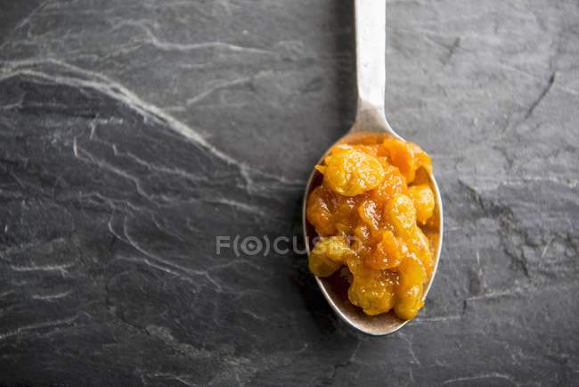 Cuillerée de chutney d'abricot — Photo de stock