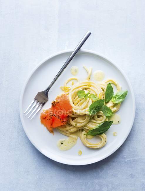 Спагетти с лимонным соусом — стоковое фото