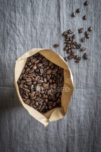 Granos de café en bolsa - foto de stock