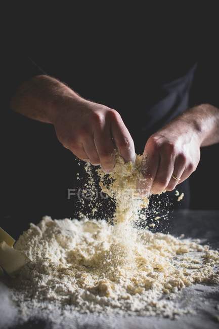 Vue recadrée de l'homme faisant de la pâtisserie en croûte courte — Photo de stock