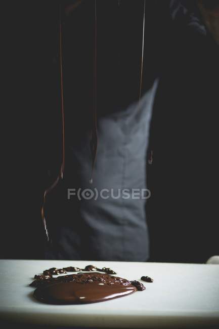Chocolate fluindo na superfície — Fotografia de Stock