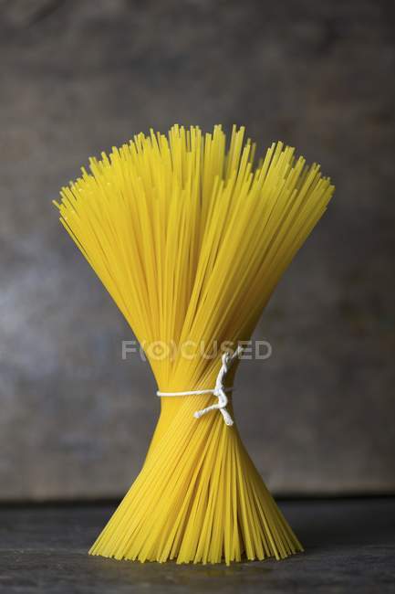 Пакет спагетти с сырой пастой — стоковое фото