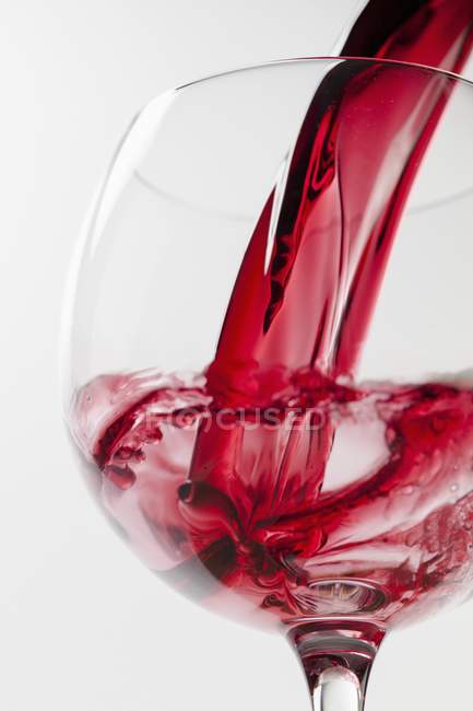 Червоне вино наливають у склянку — стокове фото