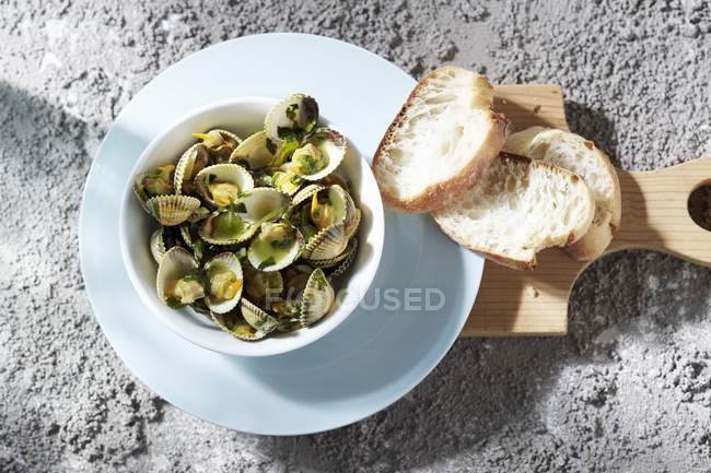Steamed clams with herbs — Stock Photo