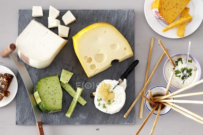 Сырное блюдо с хлебными палочками — стоковое фото