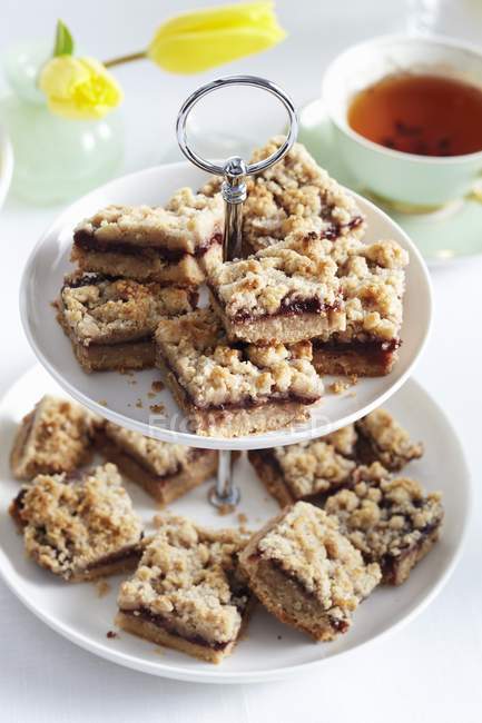 Crumble cakes on cake stand — Stock Photo